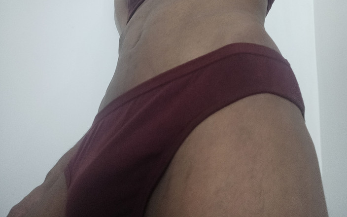 BengaLeo: Magere ladyboy masturbeert