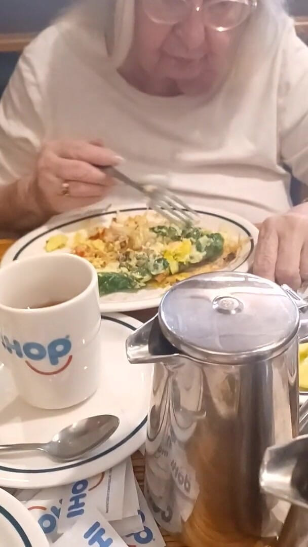 BBW nurse Vicki adventures with friends: Madrastra y yo desayunamos
