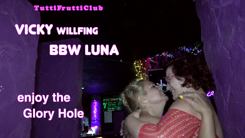 TuttiFruttiClub: GloryHole divertido caliente milf Vicky y grandota Luna