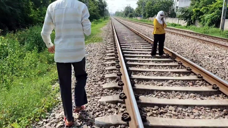 Indian Teen Girl's: Venkovní sex nevlastního bratra a nevlastní sestry za dveřmi Romantika...