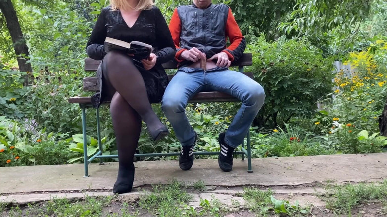 OurFetishLife: Weelderige schoonmoeder bevredigt schoonzochter buitenshuis