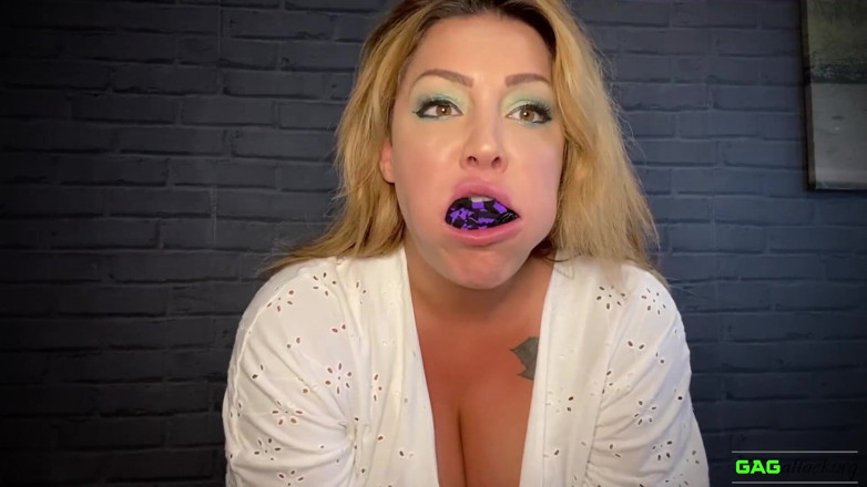 Gag Attack: Rara - mikrofoam själv munknull