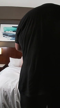 Rödhårig nördig tonåring tar kuk under casting bts