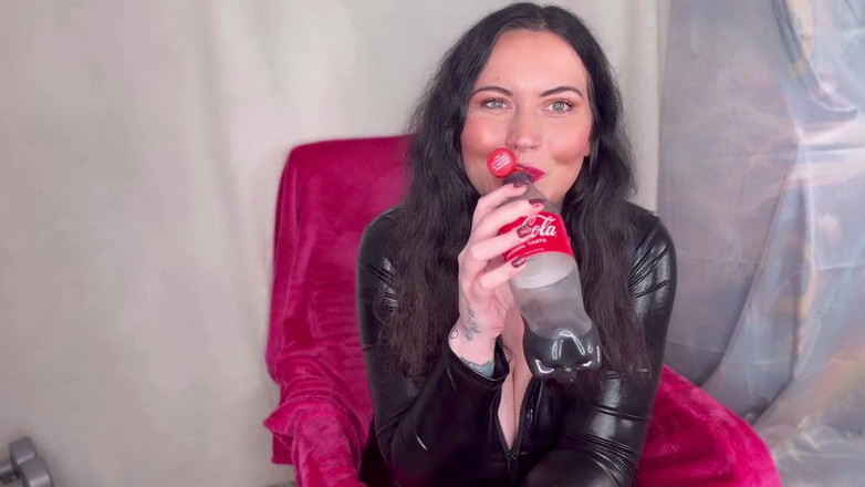 MissFFW: Miss ffw lagi asik muasin memeknya pakai botol cola &amp; burping