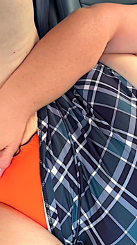 Duży soczysty tyłek gruby BBW SSBBW żona w samochodzie Zabawa i palec jebanie z majtkami na bok na parkingu odkrytym