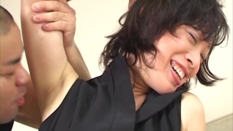 JapaneseAmateur: Mature Brunette MILF Enjoys Passionate Armpit Worship