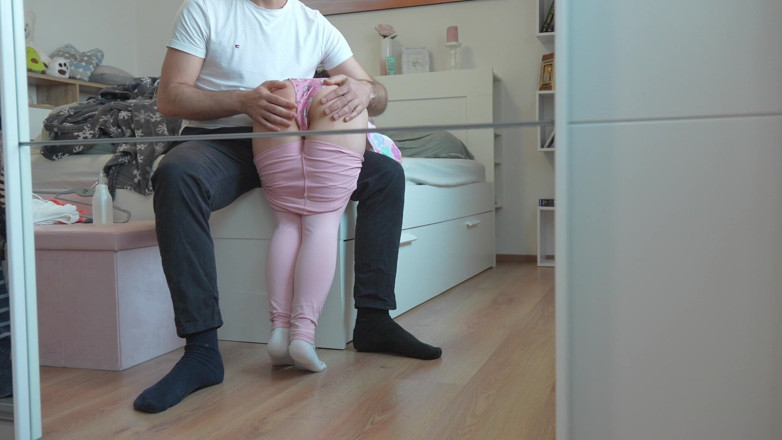 LittlePinky140: Popo şaplak atıldı ve parmaklandı - yüksek inlemelerle çok sert boşalıyorum