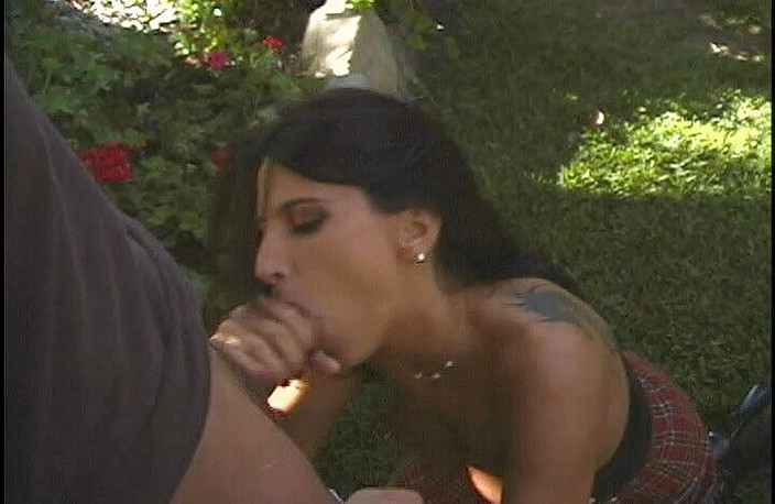 CBD Media: Hete brunette Jaime Fox zuigt een grote blanke pik in...