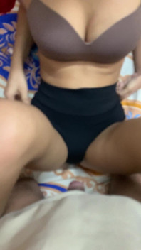 Ragazza bollente desi viene scopata duramente da un amico mentre sola a casa - sesso hardcore completo senza censure con gemiti e sborrata