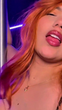 Une salope latina travaillant comme strip-teaseuse couche avec un client du bar - Savannah Watson