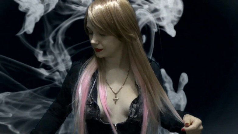 Goddess Misha Goldy: Mucho humo aquí