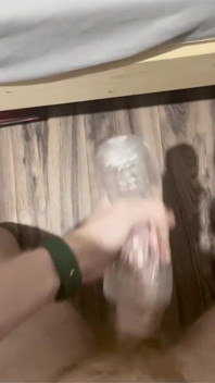 Kåt Twink behövde en release. Stor spermasprut, knullar en ficklampa, intensiv onani. POV 4K Full HD