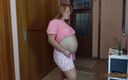 Niura Koshkina: 怀孕的继妹发现她裸体继兄弟用巨大的鸡巴休息，并在父母在隔壁房间时操了他。