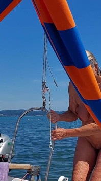 Reife Frau Komplett Nackt Auf Einem Segelschiff!