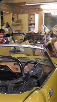 Hete milfs worden geneukt door automonteur