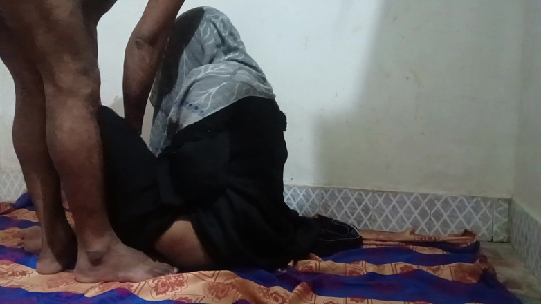 Bhabhi UP: Tetangga di Burqa lagi asik bersenang-senang hari ini.