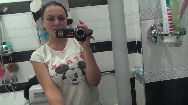 Sexy Milf: Sexy Kate peeing for you