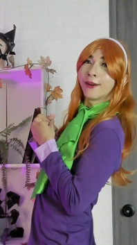 Cosplay Puv Daphne Burp Challenge with Scooby Taser