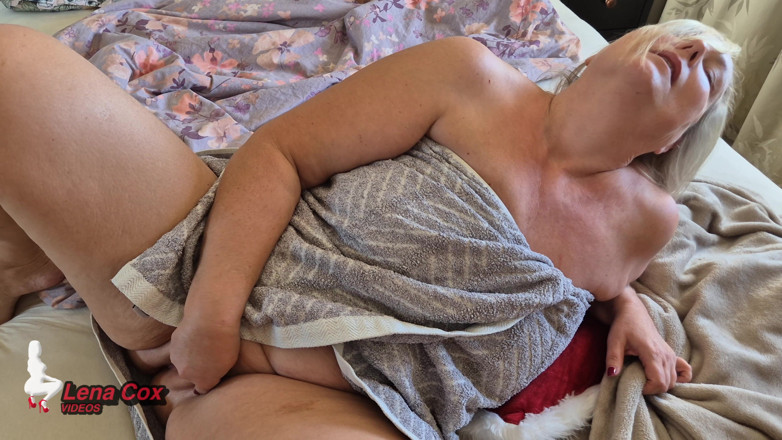 Lena Cox: Masturbazione mattutina a letto