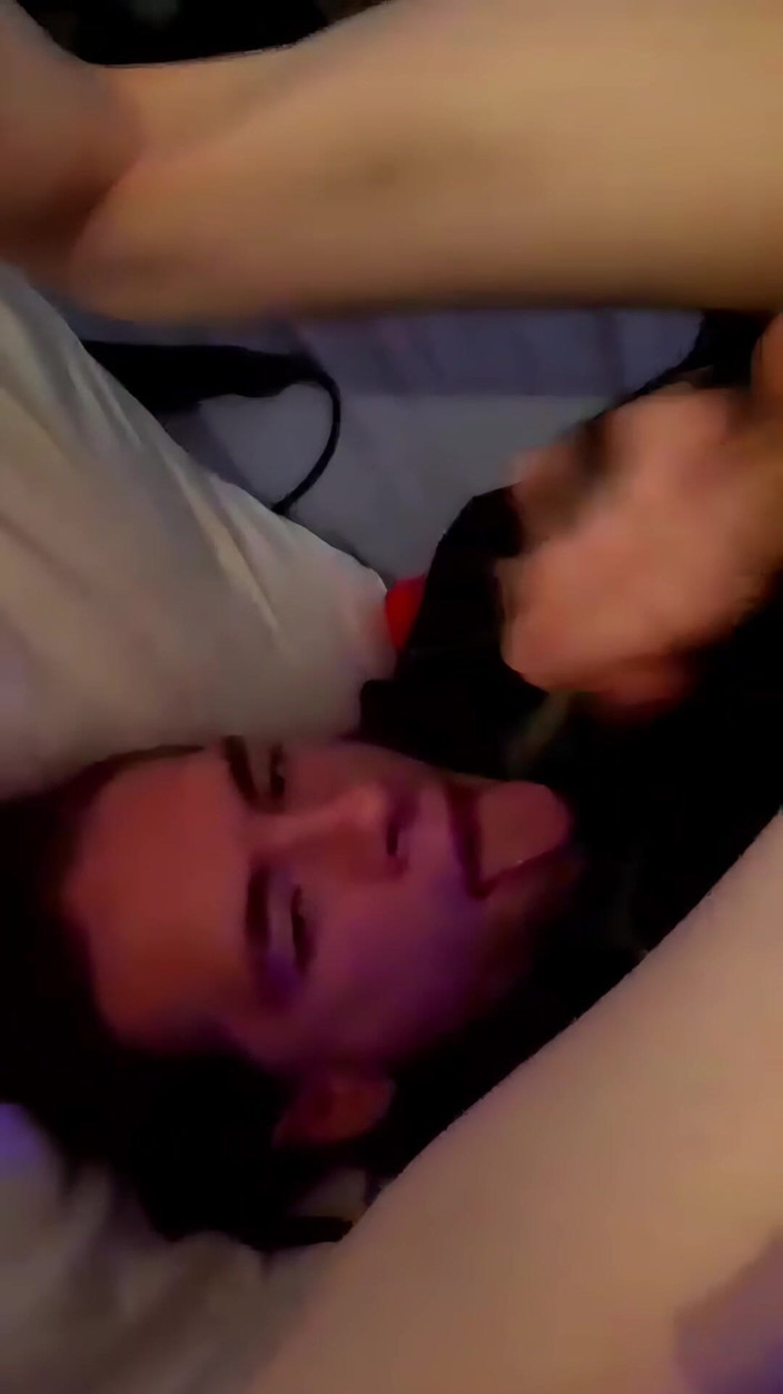LoonaFemboy: Loona shemale trans accarezza una sborrata sul suo viso vieni...