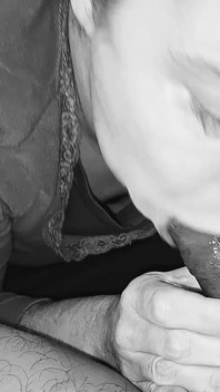 Ssie i połyka spermę w czerni i bieli