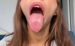 Ukazuji svůj mokrý dlouhý jazyk se slinami