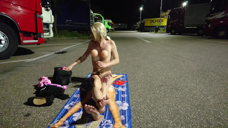 sweetfeet29: Nagi przez truckerów