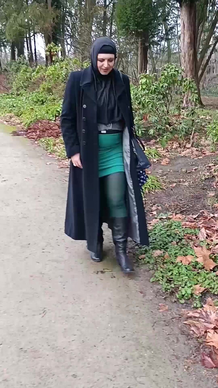 Asisa_oz: 공원 밖에서 자지를 가지고 놀아, 오줌을 싸고, 오줌을 싸기도 했어요.