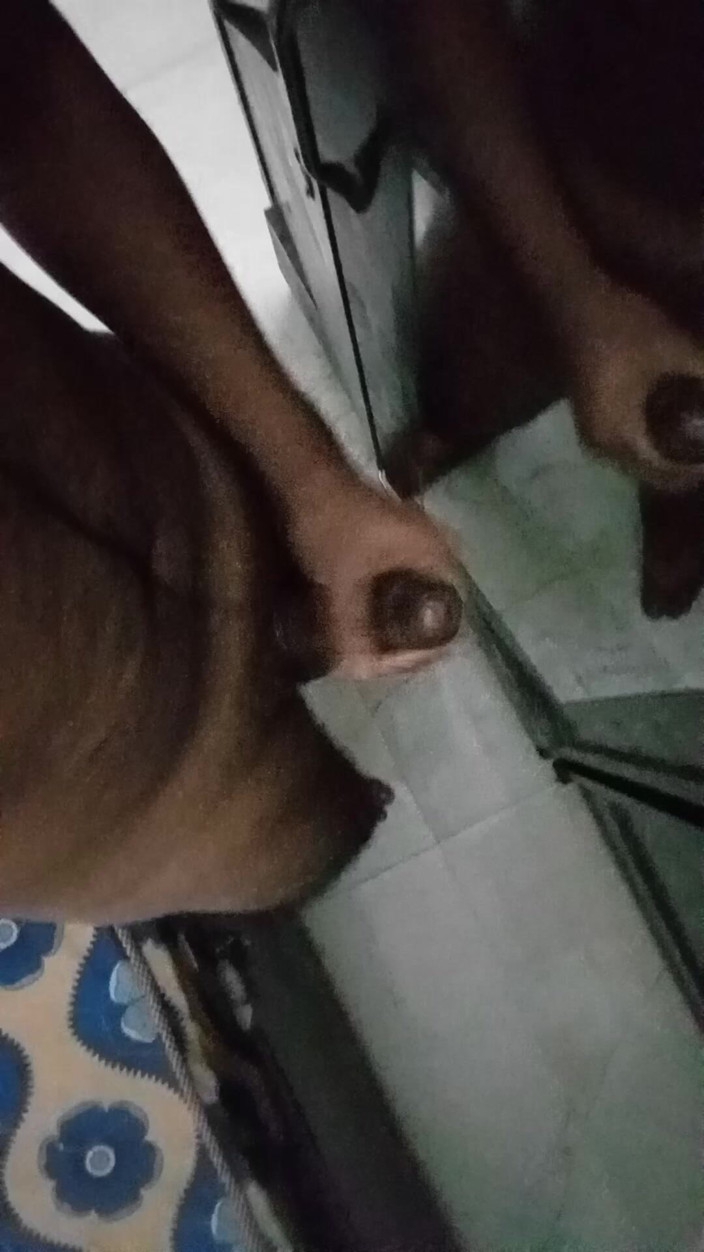 Raaz26d: Ungându-mi pula mare în dormitor și masturbându-mă În fața oglinzii