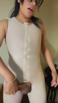 Ragazza trans con cintura beige dopo l'intervento e si masturba finché non raggiunge l'orgasmo