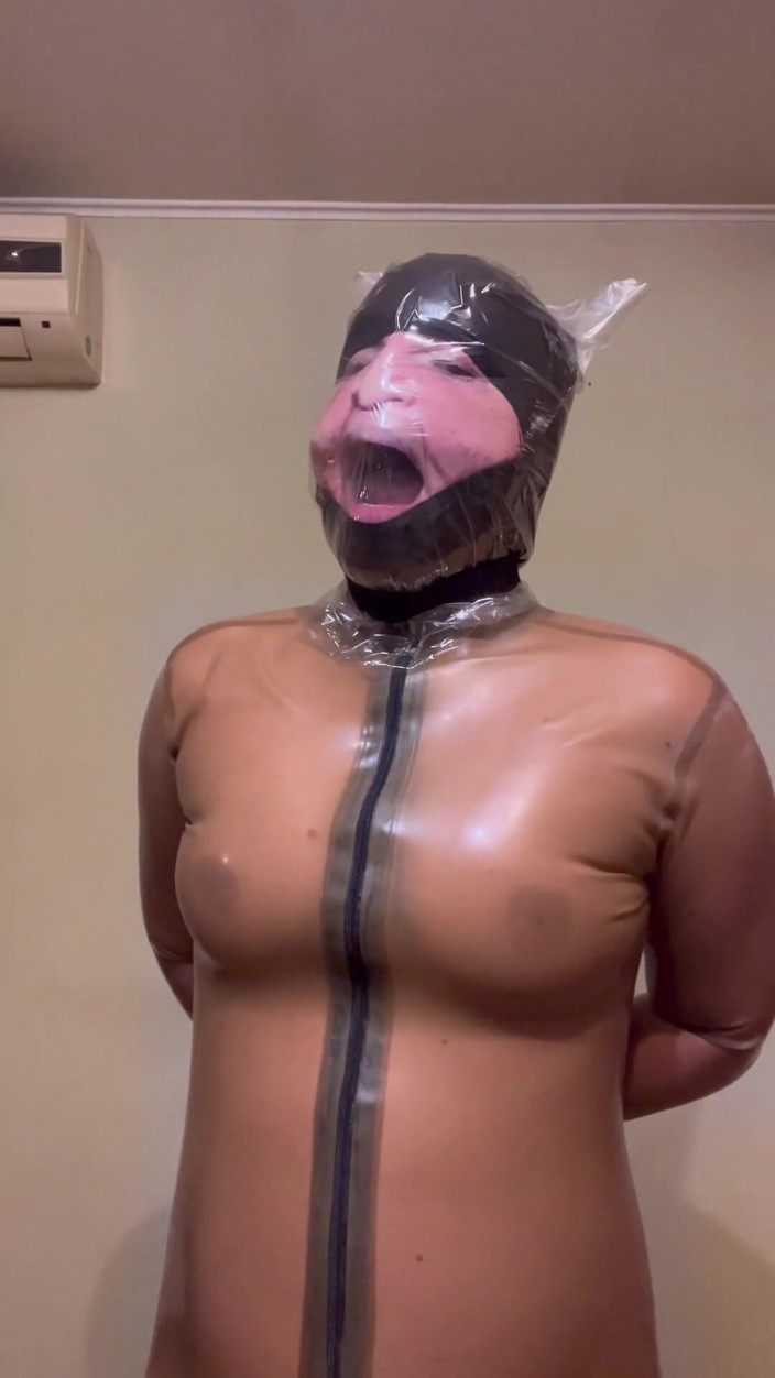Elena917: Plastová taška dechová hra v latexu, pocení a svlékání latexu
