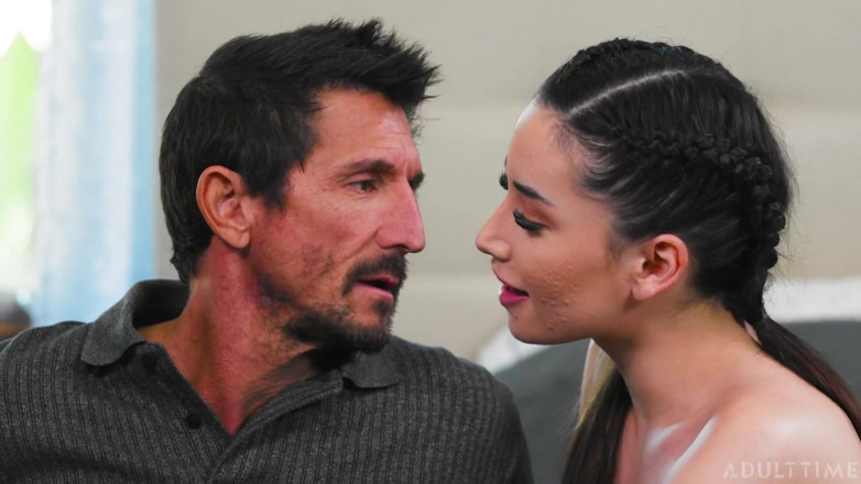 Adult Time: Adult Time - la teen arrapata Aria Lee sorpresa a masturbarsi...