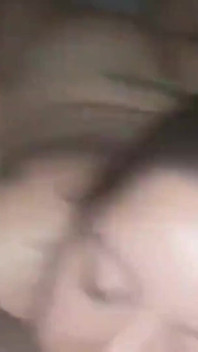 Threesome 2 cowok 2 cowok ini lagi asik fingering memek satu sama lain sambil nyepong kontol besar pria kulit hitam sebelum dientot gaya doggy habis-habisan