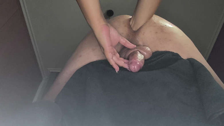 LubeLash: Femeie mare și țâțoasă își supusul cu vibratorul legat și cu pumnul. Prima lui...