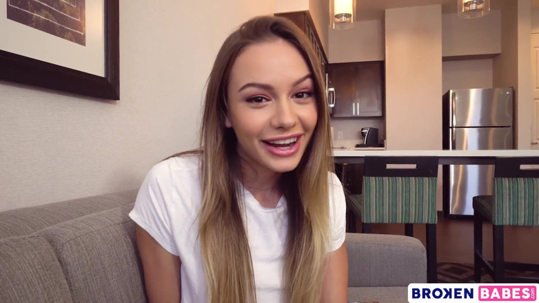 Broken babes: Fiica vitregă Naomi Swann vrea ca tatăl vitreg să-i ofere...