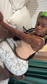 Jovencita caliente en pijama apretado queriendo sexo