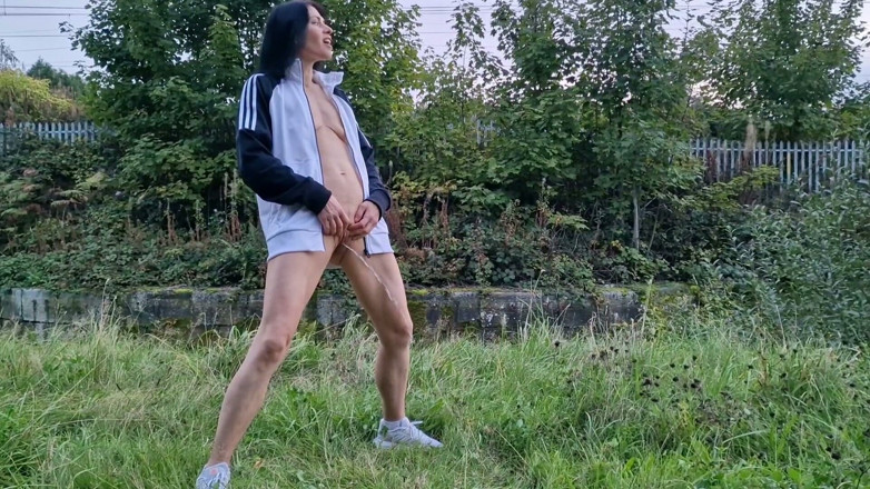 Nicky Brill: Nicky Brill Pissing Compilation Outdoors