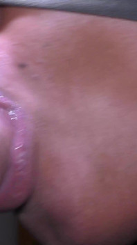 Грязный минет с большим белым членом и ртом чернокожей шлюшки