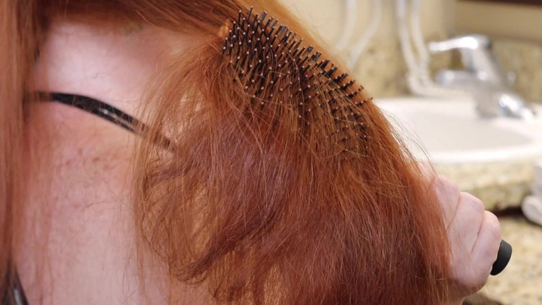 Julie Ginger: rambut merahnya yang panjang