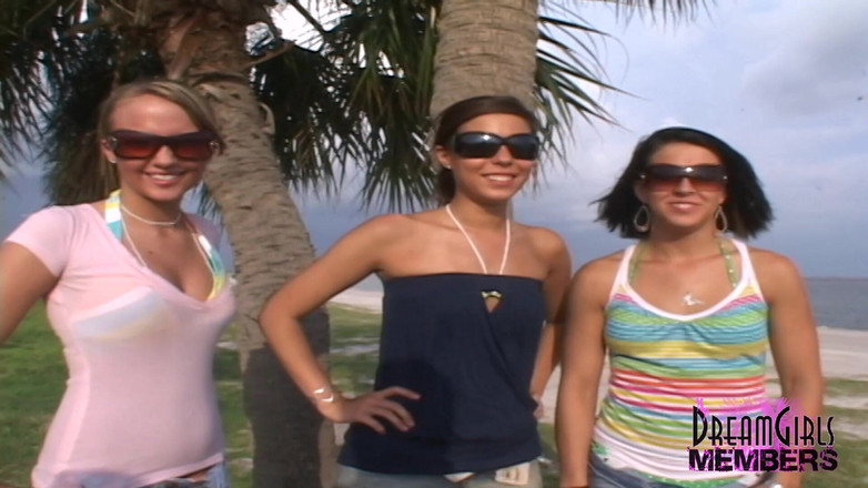 Dream Girls: 공공 해변에서 알몸으로 노는 세 명의 섹시녀
