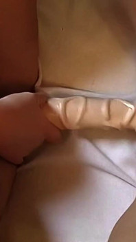 早上在床上的女同用手指舔双假阳具