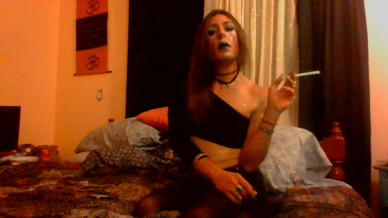 Zoe Marlow: Una sexy trans fuma 120 anni e si mostra