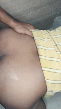 Eu pedi açúcar ao meu vizinho e ele acabou me fodendo com força até que ele encheu meus peitos de porra