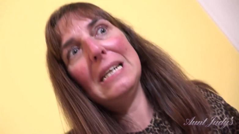 Aunt Judy's: Auntjudys - vaše prsatá MILF hospodyně Ruby Cattrall tě přistihne při...