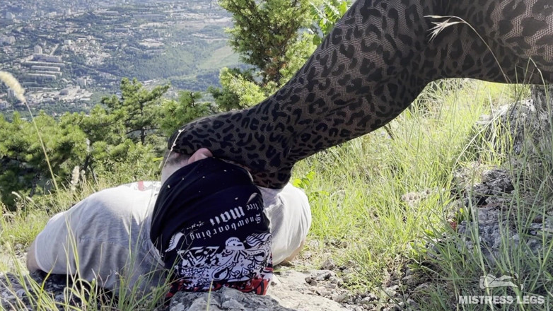 Mistress Legs: 야외에서 팬티 스타킹 발 숭배와 발 재갈
