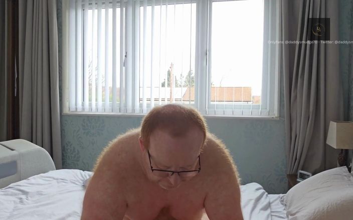 Daddysmudge: 爸爸在床上乱搞男孩
