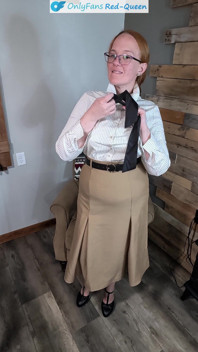 Edle rothaarige 50ER sekretärin oder lehrerin, outfit-anziehen aus hüftgürtel und strümpfen - Absätze, kleid, Bluse und kein höschen