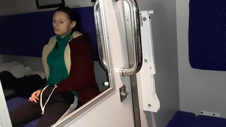 Lesbian-candys: Un inconnu et un camarade de voyage et moi éjaculons dans...