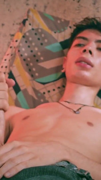 Twink slabă Magic C solo - masturbare cu scuipat și joc cu spermă