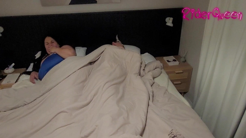 Riderqueen: Styvmamma dela säng styvson - Video för fans MILF BBW